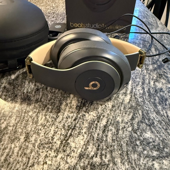 Studio3 Wireless Over-Ear Headphones - Gray and Gold - Picture 7 of 10